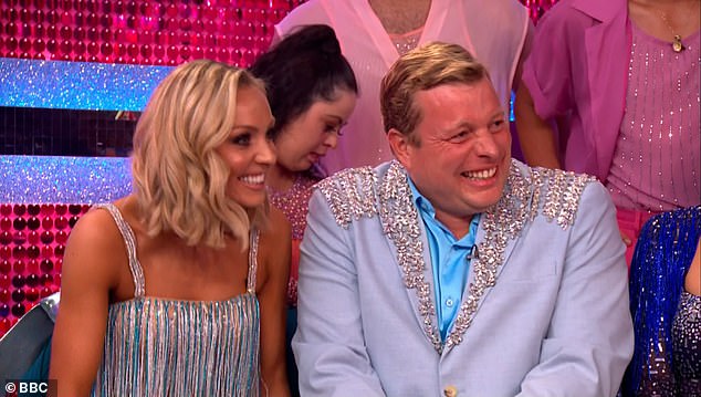 خلال حلقة إطلاق يوم السبت ، تم الكشف عن أن توماس سيأخذه إلى الأرض مع إيمي دودن بينما كان الزوجان يتدفقان معًا