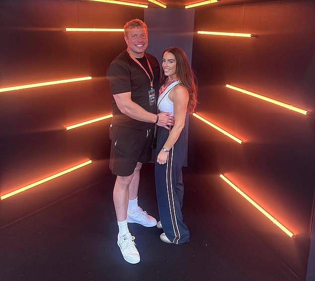 قال صديق لسينيد: 'هذا بالطبع كان كل شيء مزعجًا لسينيد. كان الاهتمام صعبًا بالنسبة لها لأنها تعيد كل شيء لكنها مرنة وعائلتها قوية ، زواجها قوي 