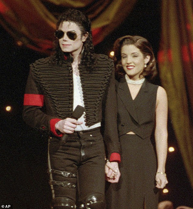 تذكرت كيف سألت ابنتها ذات مرة عن شائعات تحيط بالرومانسية مع مغنية البوب ​​منذ ما يقرب من 30 عامًا قبل انقسامها في نهاية المطاف ؛ شوهد في عام 1994