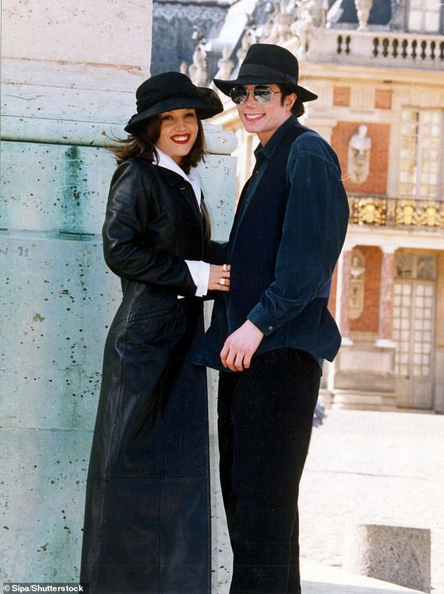 قالت إنها تعتقد أن أيقونة البوب ​​كانت متورطة مع ليزا ماري بسبب اسم عائلتها. كنت أعرف في عظامي أن مايكل لم يكن يتزوج من ليزا ماري. كتبت في مذكراتها