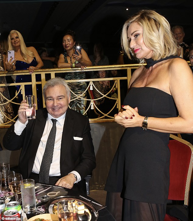 كان يقف بجانبه بفخر صديقته كاتي ، 43 عامًا ، التي ارتدت سترة سوداء مصممة مع أكمام مدفوقة قبل إزالتها لتناول الوجبة