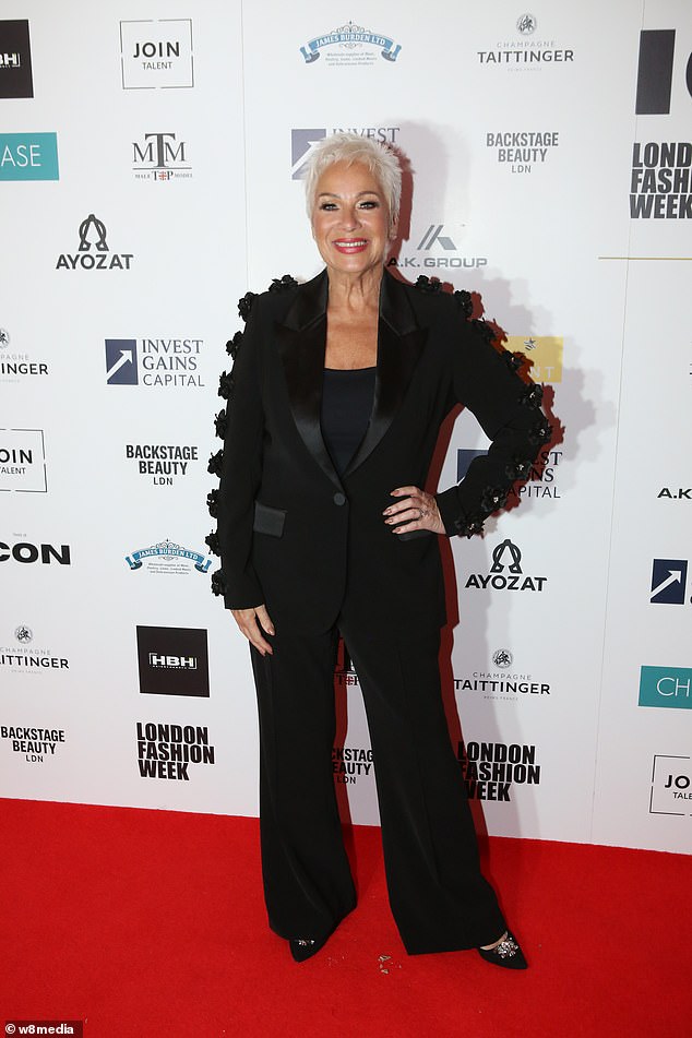 فاجأت دينيس ولش ، وهي من أهيمة سائقة للنساء ، في ملابس سوداء جميعها من أجل باش الجذابة في شرق لندن مساء السبت