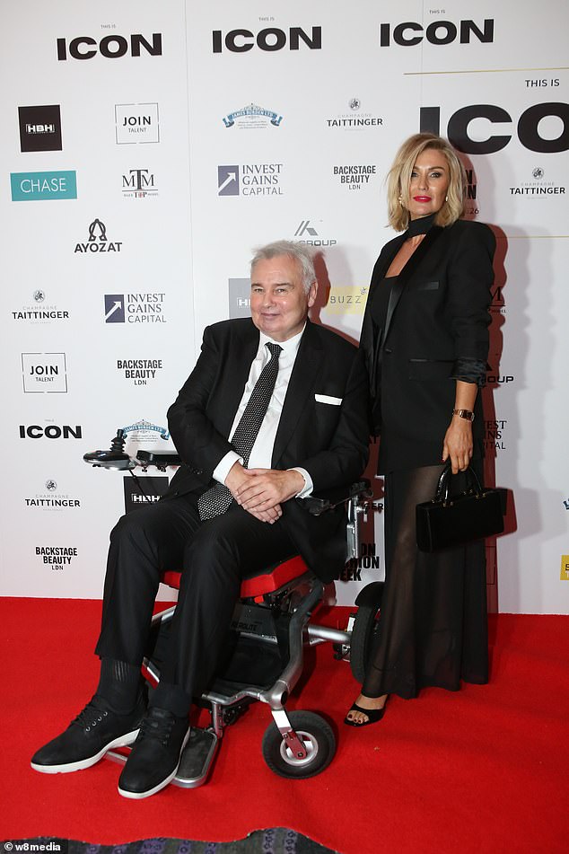 كان كل من زوجين الفجوة في العمر يبتسمان وهم يسيران على السجادة من أجل هذا هو جوائز IS IS ، التي وقعت في Troxy في الطرف الشرقي من لندن