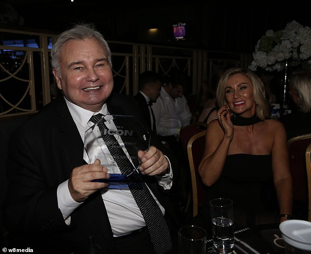 خلال الحفل ، ابتسم إيمون بفخر بعد تكريمه بجائزة الإنجاز مدى الحياة