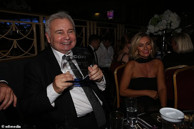 أكمل مستشار الزواج مظهرها بتنورة بطول الأرضية كانت محضًا في القاع وشاحًا أسودًا ملفوفًا حول عنقها