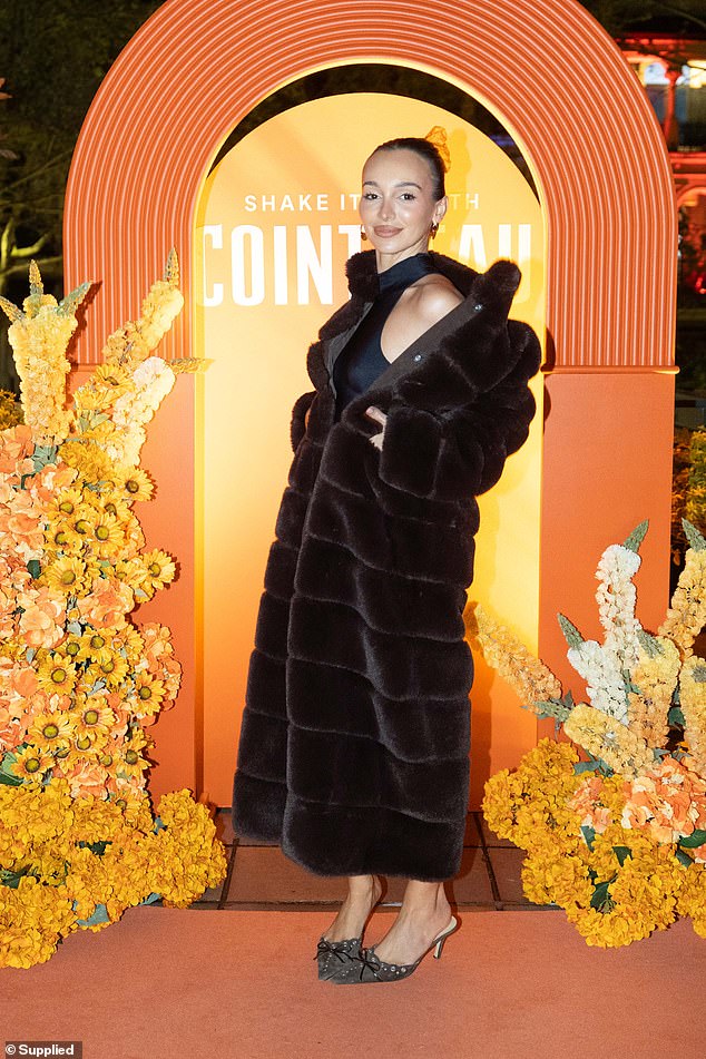 بدت بيلا فاريليس ، مقدم النجوم السابق للبكالوريوس التي تحولت إلى التليفزيون ، أنيقة في هذا الحدث في معطف من فراء الشوكولاتة البني ذات الطابق الذي ينضح بالرفاهية والدفء