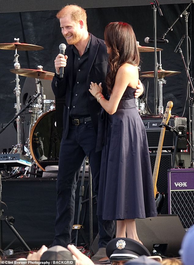 ارتدت ميغان ثوبًا بحريًا بلا أكمام ، بالإضافة إلى زوج من المضخات الأنيقة للحدث الخارجي - الذي يساعد على جمع الأموال لإدارات النار والشرطة والشرطة المحلية