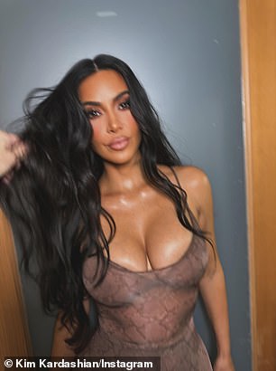 كانت في طلقة كاملة ويبدو أن مصفف شعر يثبت شعرها في واحد من نظرتها إلى الجانب على يد شخص ما