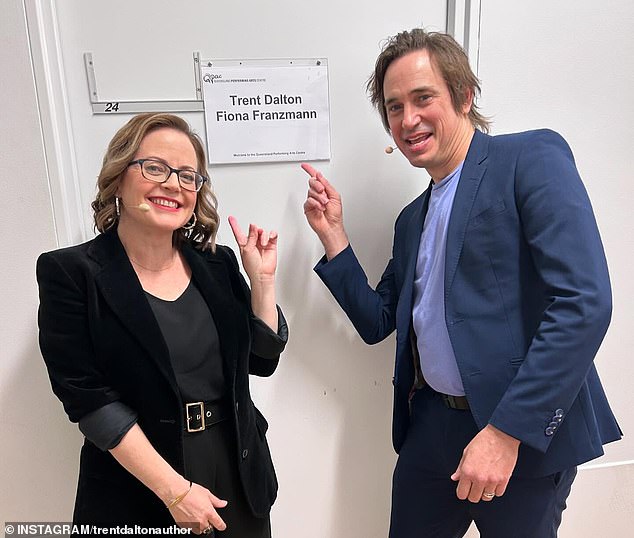 وضع الكاتب المولود في إيبسويتش أيضًا ضغوطًا خفية وراء حياته المهنية - من الضغط على زواجه ، إلى ذنب تعريض ماضي عائلته ، وليالي الجمعة الهادئة التي يقضيها في إعادة مشاهدة سلسلة Netflix التي غيرت حياته. في الصورة مع الزوجة فيونا