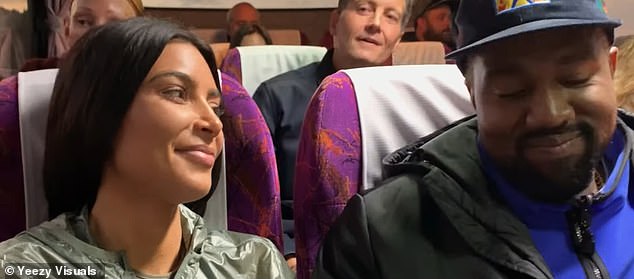 في الفيلم ، شاهد المشاهدون عددًا من الأحداث التي تصطدم بالعناوين الرئيسية خلال ذلك الوقت ، بما في ذلك طلاقه مع كارداشيان ، ويعيش مع ثنائي القطب وتعليقاته المثيرة للجدل المختلفة ، بما في ذلك وجهات نظره المعادية للسامية ، والتي أصابت العديد من العناوين الرئيسية