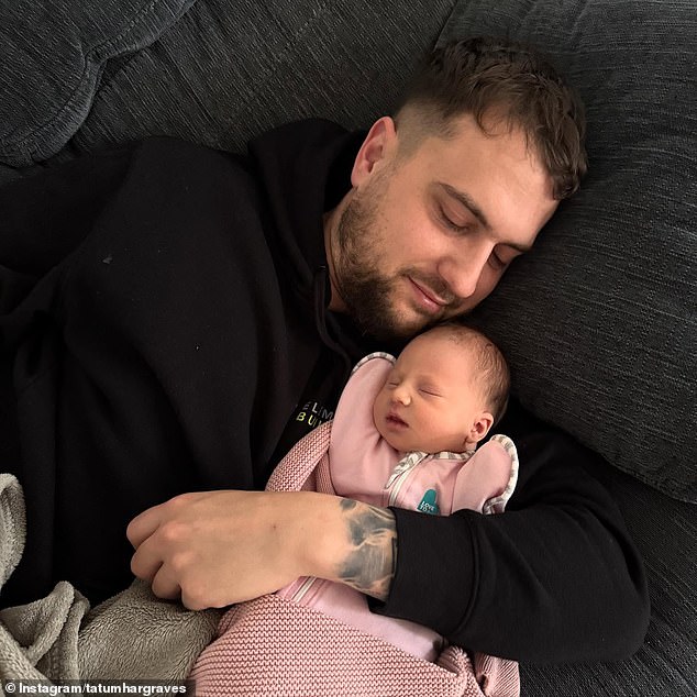 كما تم تضمينه كان بمثابة أبي الآن لطفلين يمسكان فتاته الصغيرة حيث كان كلاهما ينامان على الأريكة