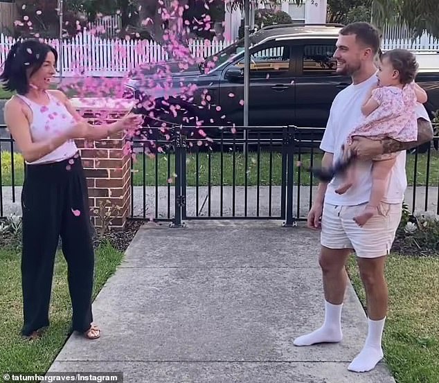 أظهر الفيديو الزوج خارج منزله ، مع حلويات وردية تمطر لأسفل من بالون برزت