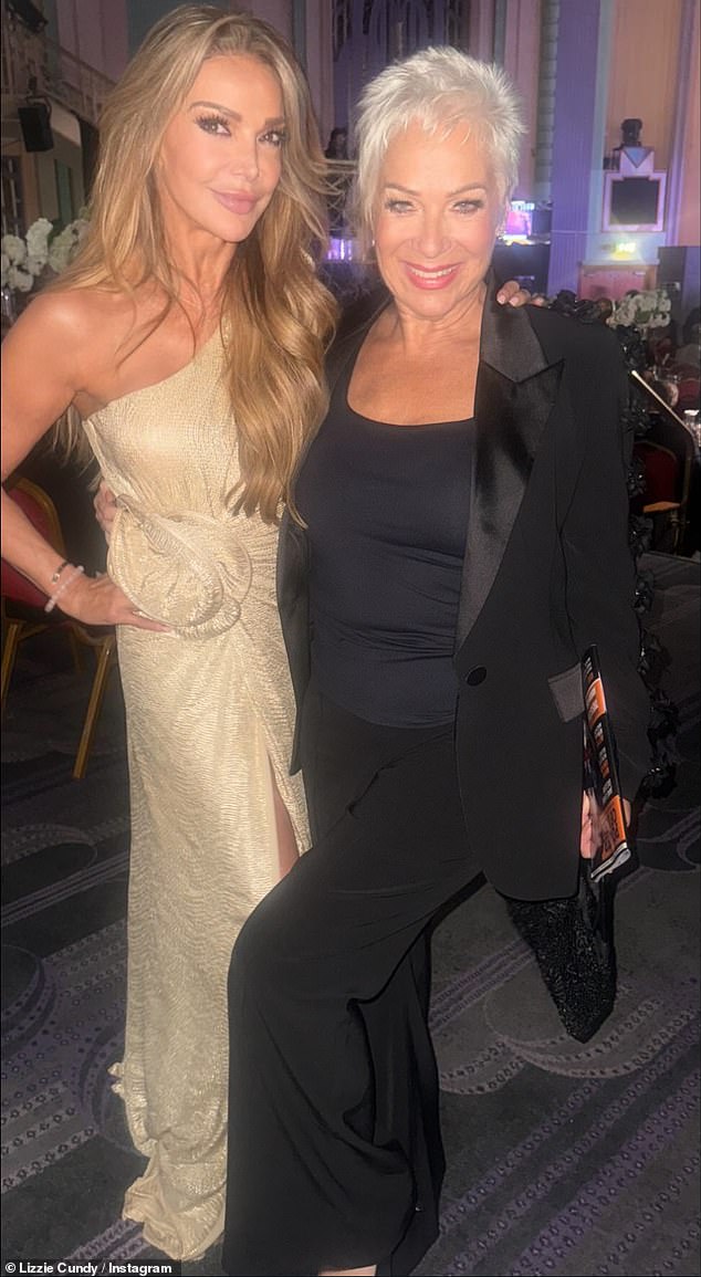 ليزي كوندي ، التي قدمت جائزة في الليل ، مبهرًا في ثوب كتف واحد مع نسيج ذهبي متلألئ يلفت السحر (في الصورة مع دينيس ولش)