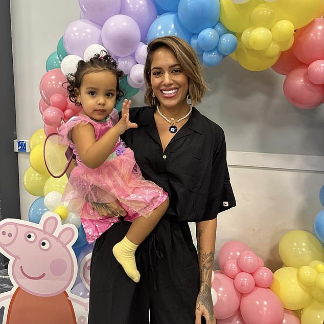 أوضحت المؤثر أنه بعد أن فقدت طفلًا في السابق وبعد ولادة ابنتها ، تريد استخدام صوتها من 