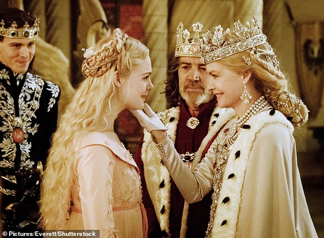 عمل ديكنسون مع روبرت ليندساي في 2019 Fantasy Maleficent: Mistress of Evil (LR: Dickinson ، Elle Fanning ، Lindsay و Michelle Pfeiffer في مشهد من الفيلم)