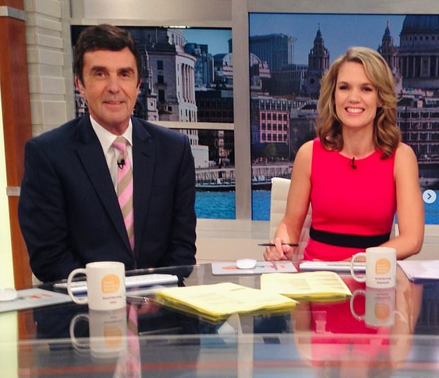 انتقلت شارلوت هوكينز أيضًا إلى Instagram مع صورة جنبًا