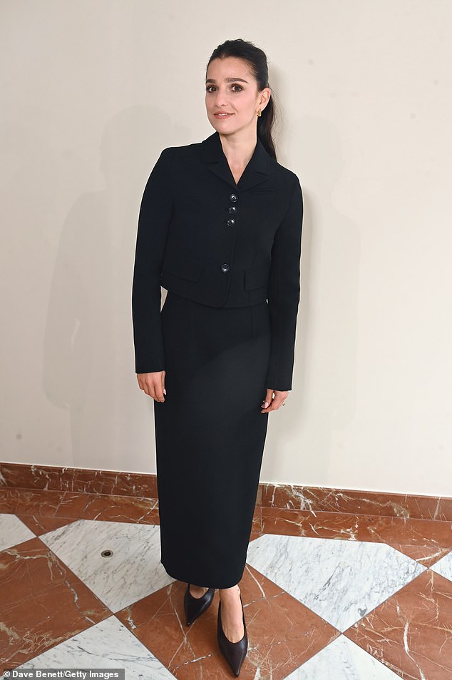 قامت النجم البريطاني بقطع نظرة أنيقة في سوداء Tailleur Black بما في ذلك السترة المزروعة الأزرار وتنورة MIDI مطابقة لهذه المناسبة