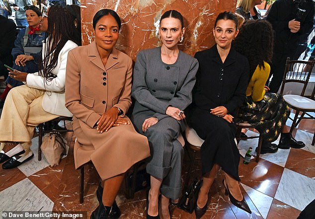 تم التقاط الإحساس Rogue Agent بالصف الأمامي في عرض المدرج المرصع بالنجوم إلى جانب Mission Impossible Legend Hayley Atwell و Naomie Harries المشارك