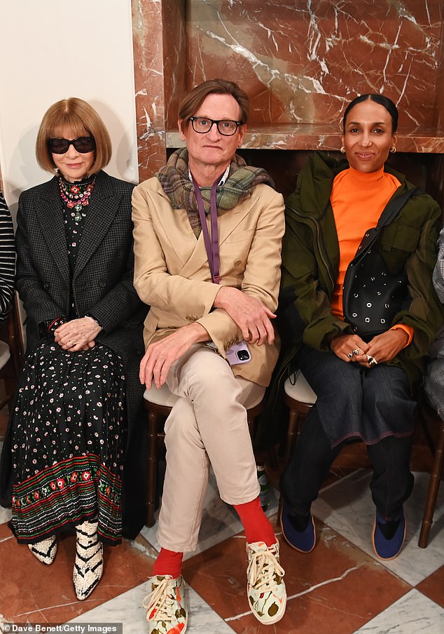 كما حضر الحضور ، مدرب Vogue السابق السيدة Anna Wintour (L) في الصورة مع (LR) Hamish Bowles و Chioma Nnadi