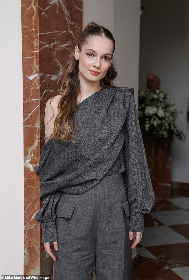 تعاونت قمة راياتها مع سراويل عالية مخصصة