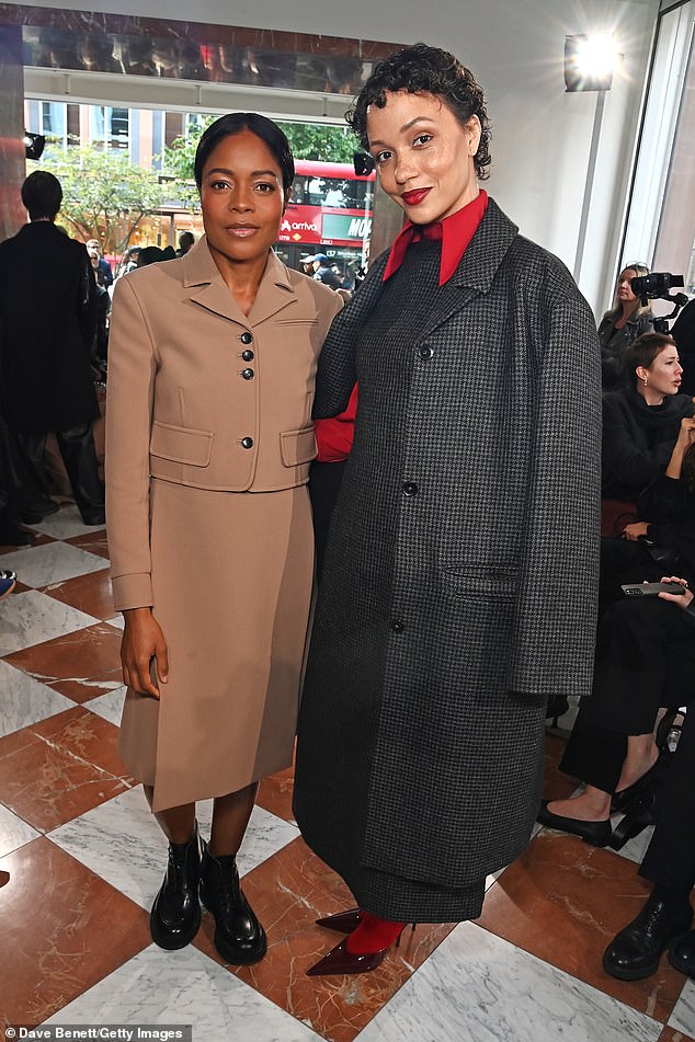 كما قطعت نعومي هاريس (L) شخصية أنيقة دون عناء (في الصورة مع Eku Edewor)