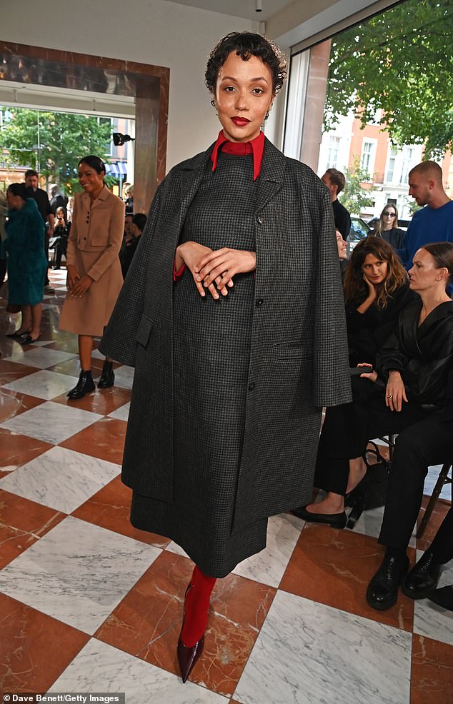 اختار طراز Eku Edewor فستان تويد مع معطف مطابق