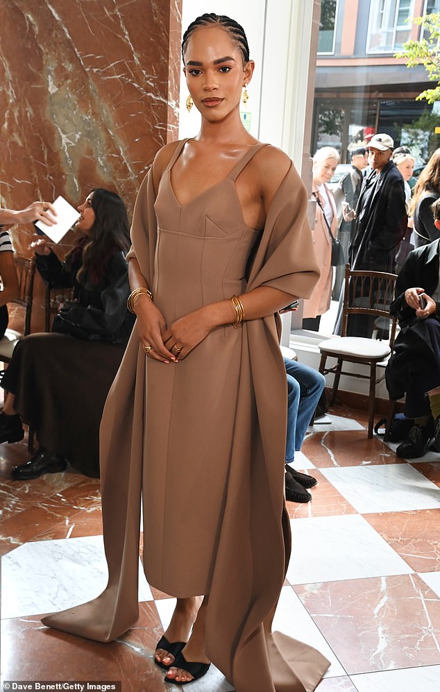 فاجأ نجم Heartstopper Yasmin Finney في فستان Midi الذي يعانق الشكل ورأس دراماتيكي