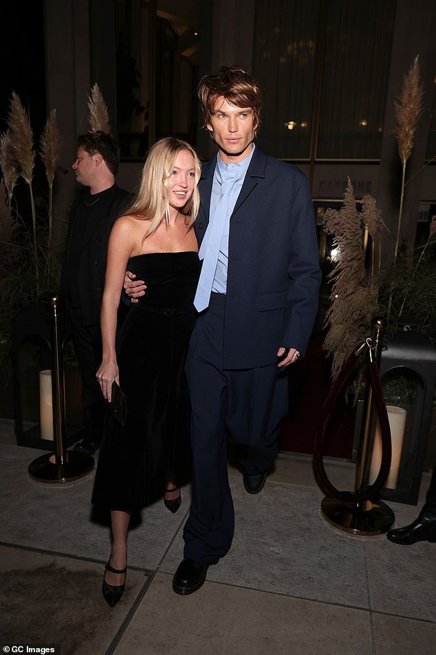 كانت ليلى كلها تبتسم عندما انضمت إلى صديقتها الأسترالية الأردن جوردان باريت