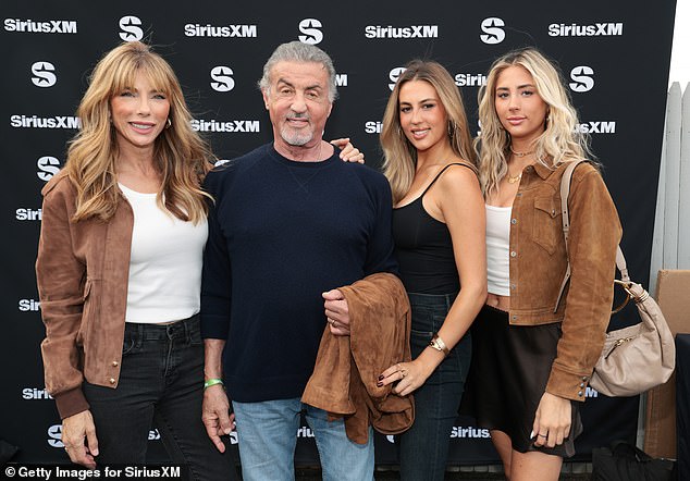 تم تصوير الممثل مع الزوجة جينيفر فلافين وبنات صوفيا روز ستالون وكرزليت ستالونين في حدث 28 أغسطس سيريوسكس في في أماغانست ، نيويورك