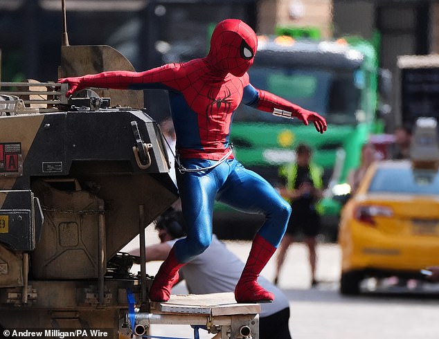 يزعم أن الممثل البريطاني قام بتكسير رأسه بعد تعرضه للسقوط في استوديوهات ليجدن في واتفورد ؛ (في الصورة في المجموعة الماضي)