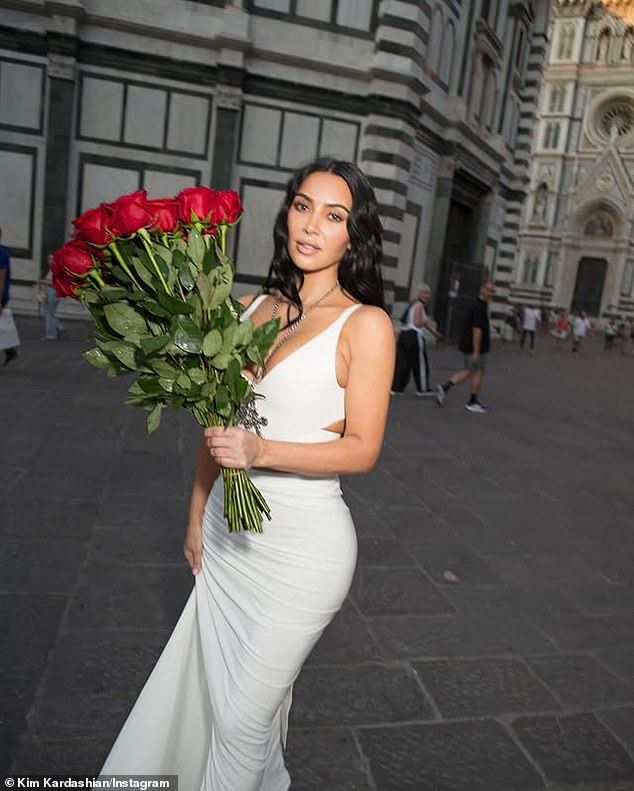 حملت الضباط الضخمة باقة من الورود الحمراء في بعض اللقطات ، واستخدمت رموزًا حمراء واحدة كتعليق عليها