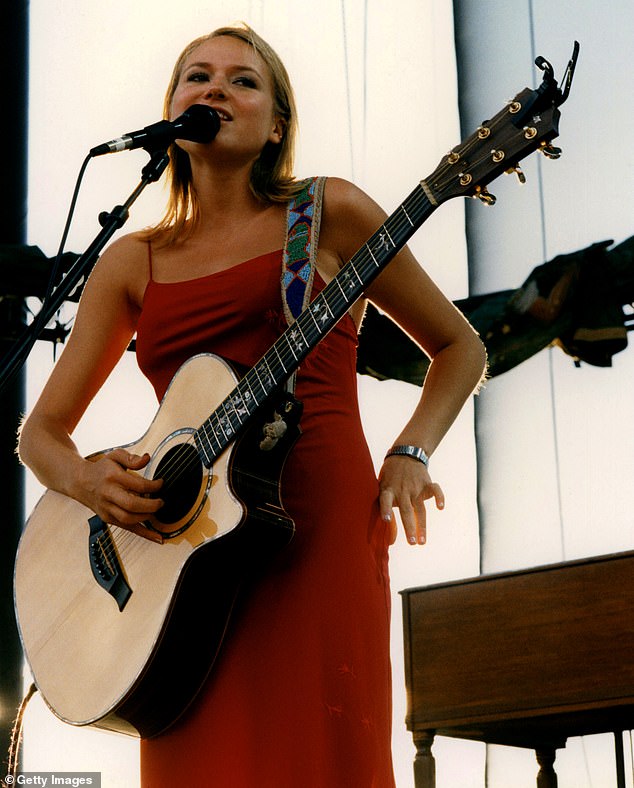 شوهدت الموسيقي والممثلة والمؤلف جوهرة في معرض ليليث 1997