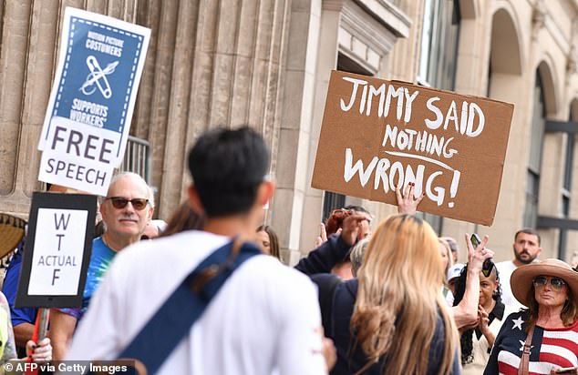 يحتفظ المتظاهرون بعلامات أثناء تجمعهم للاحتجاج على إلغاء عرض جيمي كيميل خارج مسرح إل كابيتان من حيث يتم بث العرض في هوليوود ، كاليفورنيا