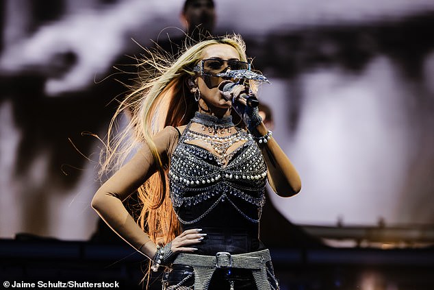 يمثل مظهر المهرجان أيضًا محورًا مهنيًا غير عادي للنجمة ، التي تقرض كلماتها لـ Grindr