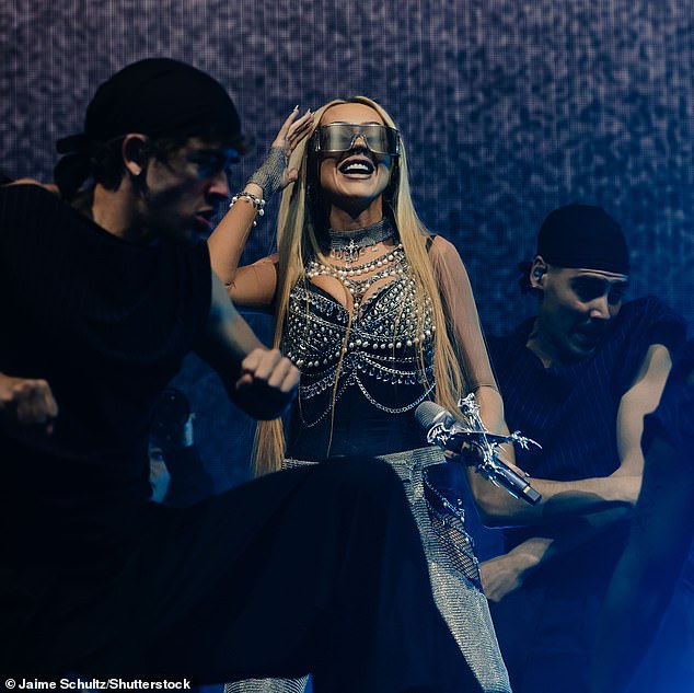 وقالت للحشد في مرحلة ما: 