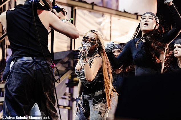 على نحو مناسب ، كانت أغنية كريستينا الافتتاحية لأدائها هي نجاحها الذي حقق عام 2002 في Dirrty ، حيث أخرجت الأغنية بينما كانت Flames تصطدم على خشبة المسرح