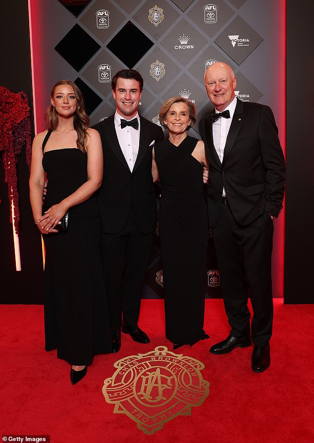 حضر رئيس AFL ريتشارد غويدر أو زوجته جانين وابنه ويليام وتاريخه جميعًا