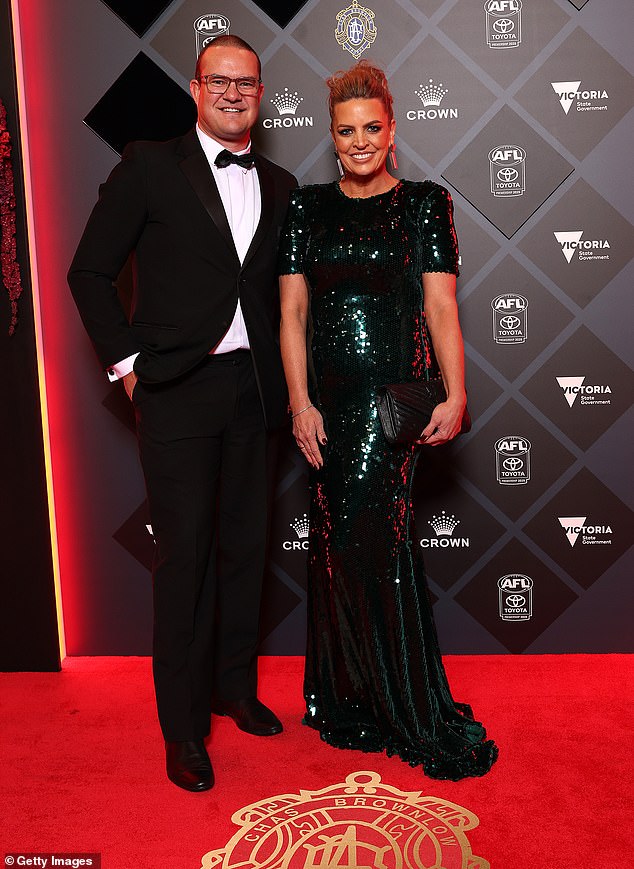 كان براد جرين ، رئيس شياطين ملبورن ، شريكه كاتي برايس على ذراعه ، مع ظهور المذهل في الترتر الأخضر الغابات