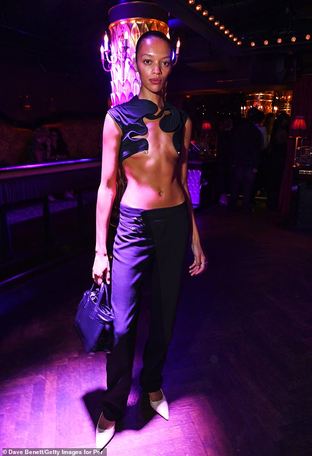 في مكان آخر ، ارتدت Kukua Williams قمة صدرية جريئة للغاية تومض حاجبها الأوسط