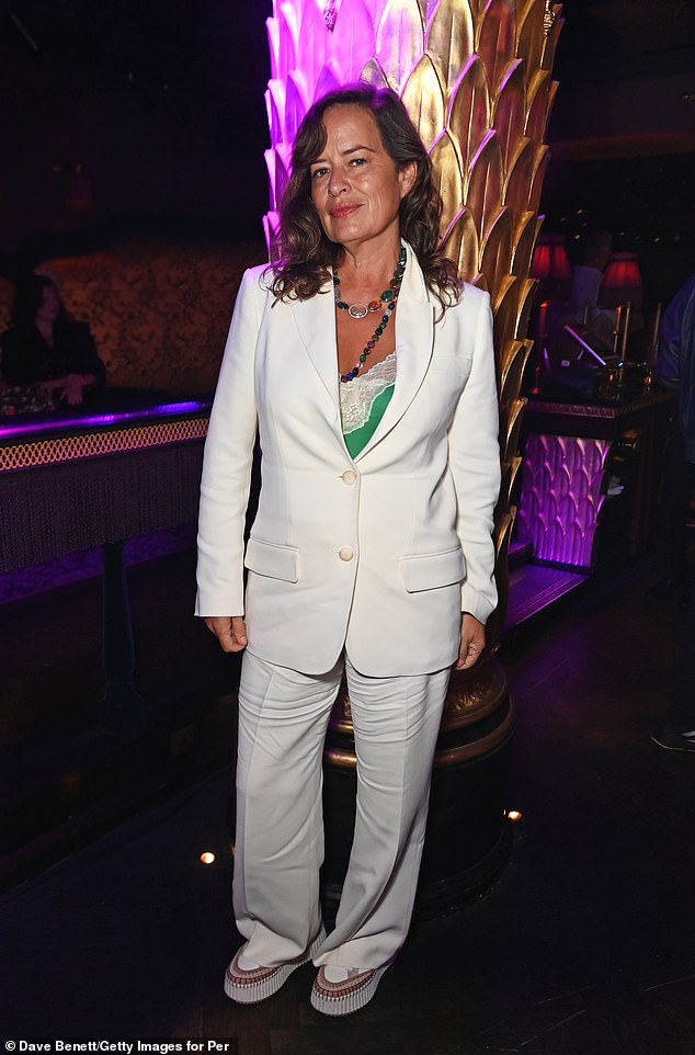 اختار Jade Jagger بدلة كريمة مع كامي خضراء الطبقة العليا تحتها