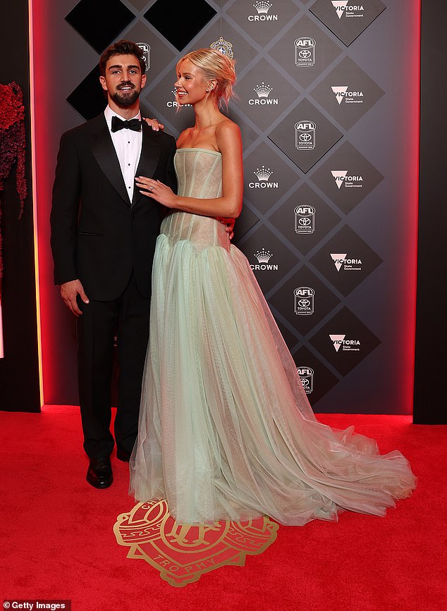 احتل جوش وأناليالي عناوين الصحف في مايو من هذا العام بعد أن كشفان عن تأجيل حفل زفافهما المتوقع بشدة