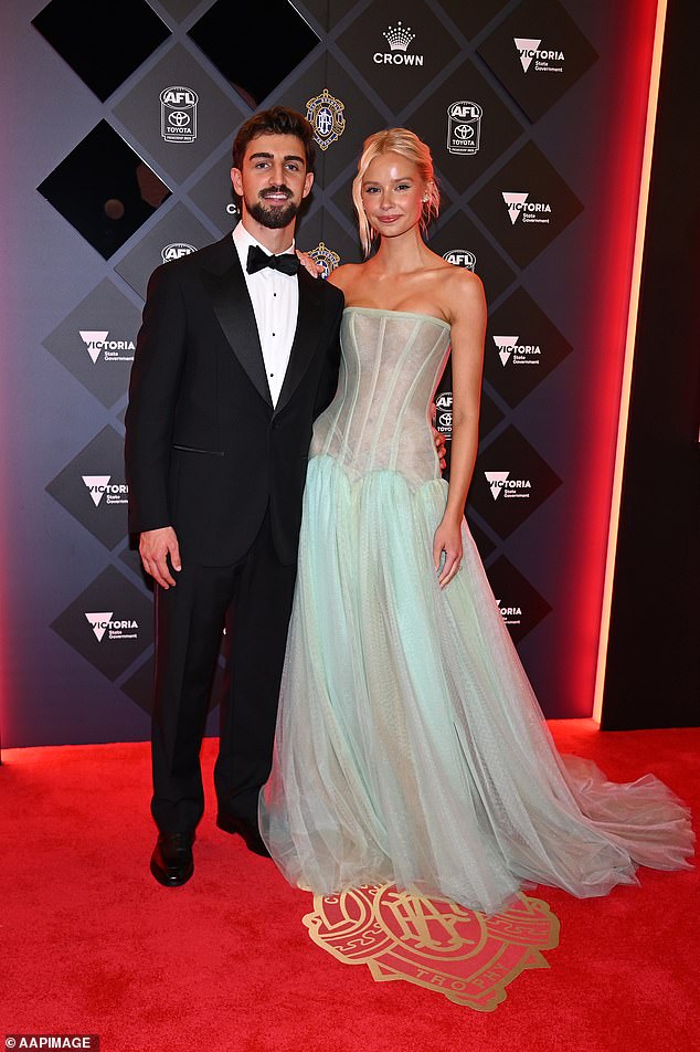 أناليز ، وهي خطيبة فطائر فطائر وبرونلو الميدالية ، جوش دايكوس (يسار) ، قامت بتوجيه ديزني برينسيس إنيرجيس عندما وصلت إلى ليلة الليالي في فستان زرقاء