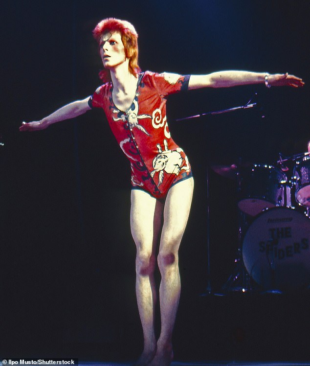 ارتدت كيت بذلة المغني الشهيرة إلى البريطانيين لعام 2014 ، ولكن قبل عقد من الزمان ، كافحت للضغط على استيقظه بعد ولادة ابنتها ليلى (باوي في الصورة 1973)