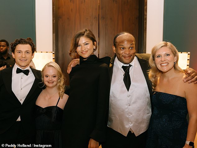 حضر أبي توم دومينيك عشاءًا خيريًا في مايفير يوم الأحد مع ابنه ، مؤكدًا أنه سيكون بعيدًا عن التصوير 