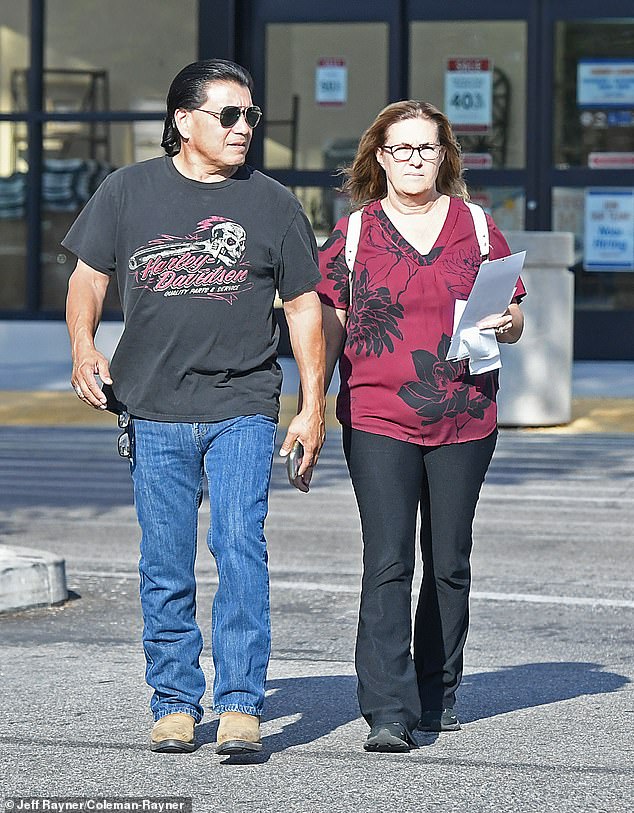 في السعي لتحقيق مهامهم في متجر البقالة والهوايات في 12 سبتمبر ، تطابق زوجها سانشيز في طورها في قميص هارلي ديفيدسون عتيقة ، جينز غسيل داكن وأحذية من جلد الغزال