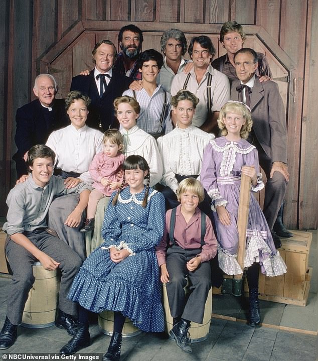 قام فريق Little House حيث حقق التوأم راشيل وسيدني استراحة كبيرة في دور كاري إنجلز ، الابنة الثالثة المولودة لعائلة Little House (في الصورة: الصف السفلي في فستان Polka Dot Blue)