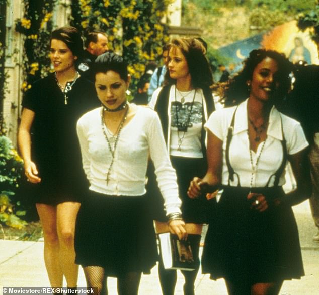 ربما اشتهرت الممثلة ، البالغة من العمر الآن 51 عامًا ، بدورها في الحرفة ؛ شوهد مع نيف كامبل ، روبن تون ، راشيل ترو