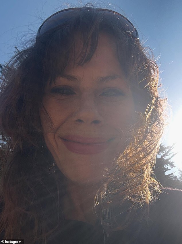 شاركت صورة شخصية مذهلة وممتلئة بالشمس في 12 سبتمبر ، بعد أيام قليلة من كشفها أنها تخلصت من هوليوود لتصبح مصممة للمجوهرات