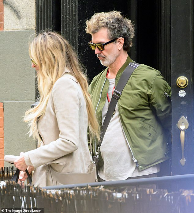 حافظت إيلي على انخفاض منخفض وهي اختارت نظارة شمسية داكنة ومشي بجانب دويل ، الذي يرتدي سروالًا بنيًا وسترة الكاكي