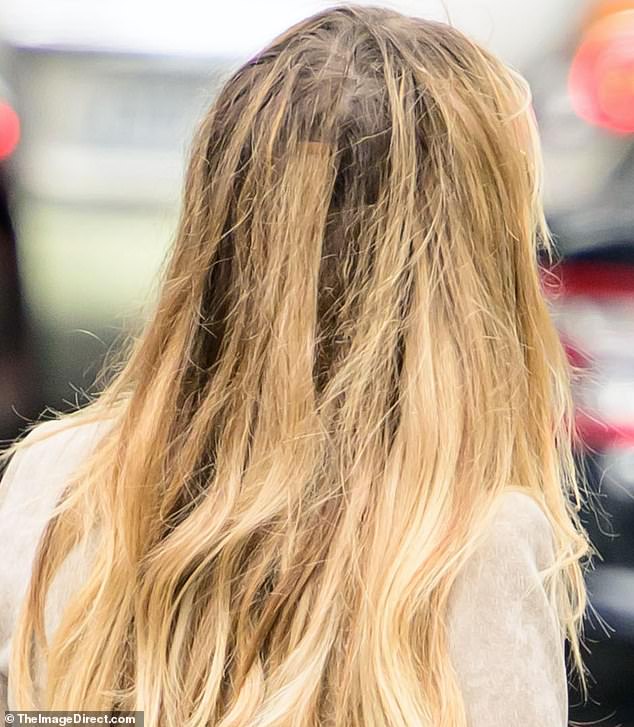 ذهبت الطراز البالغ من العمر 61 عامًا في رحلة تسوق مع دويل في مدينة نيويورك وتركت أحد أشرطة تمديد شعرها مكشوفة